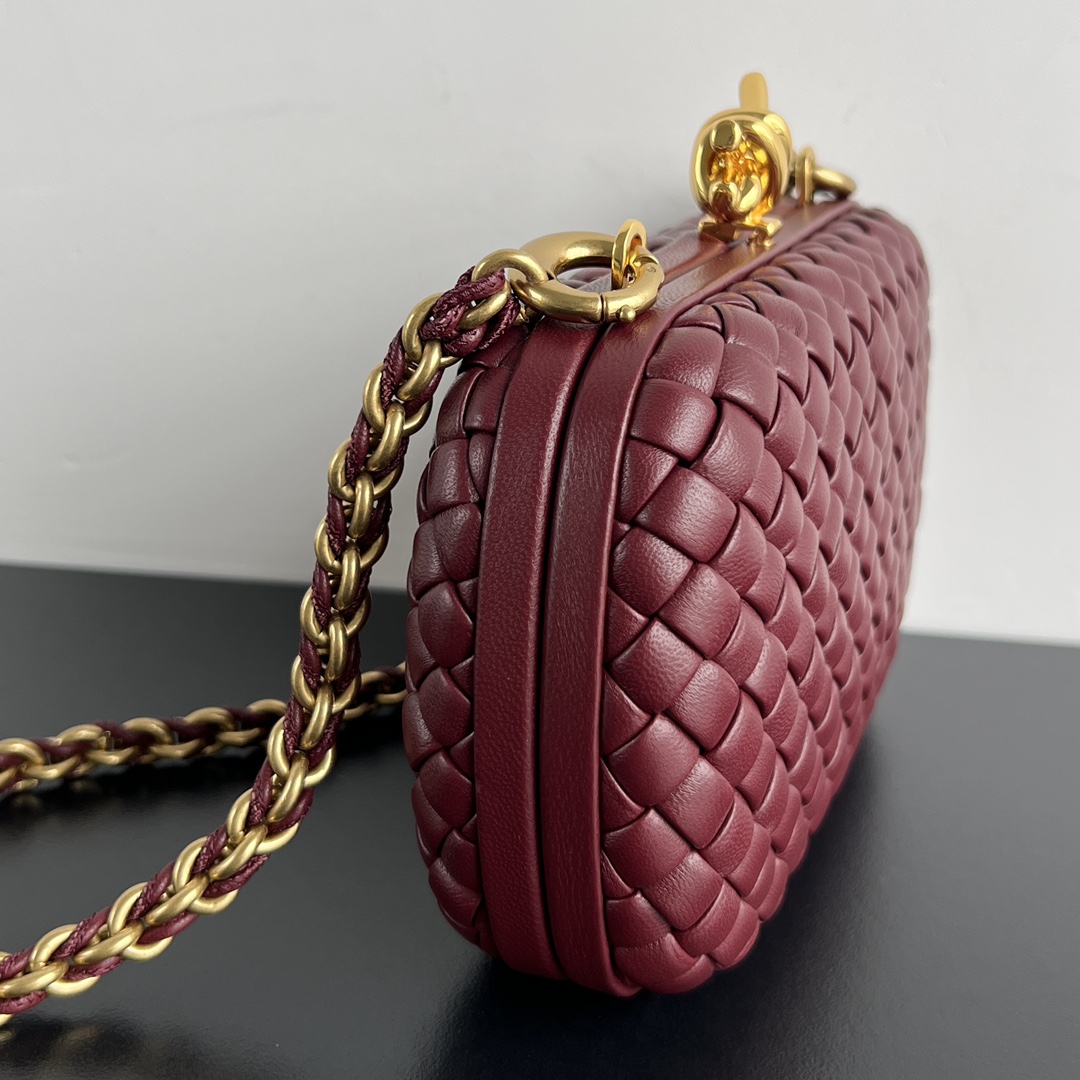 Knot Padded Intreccio Leather Clutch With Chain Bordeaux